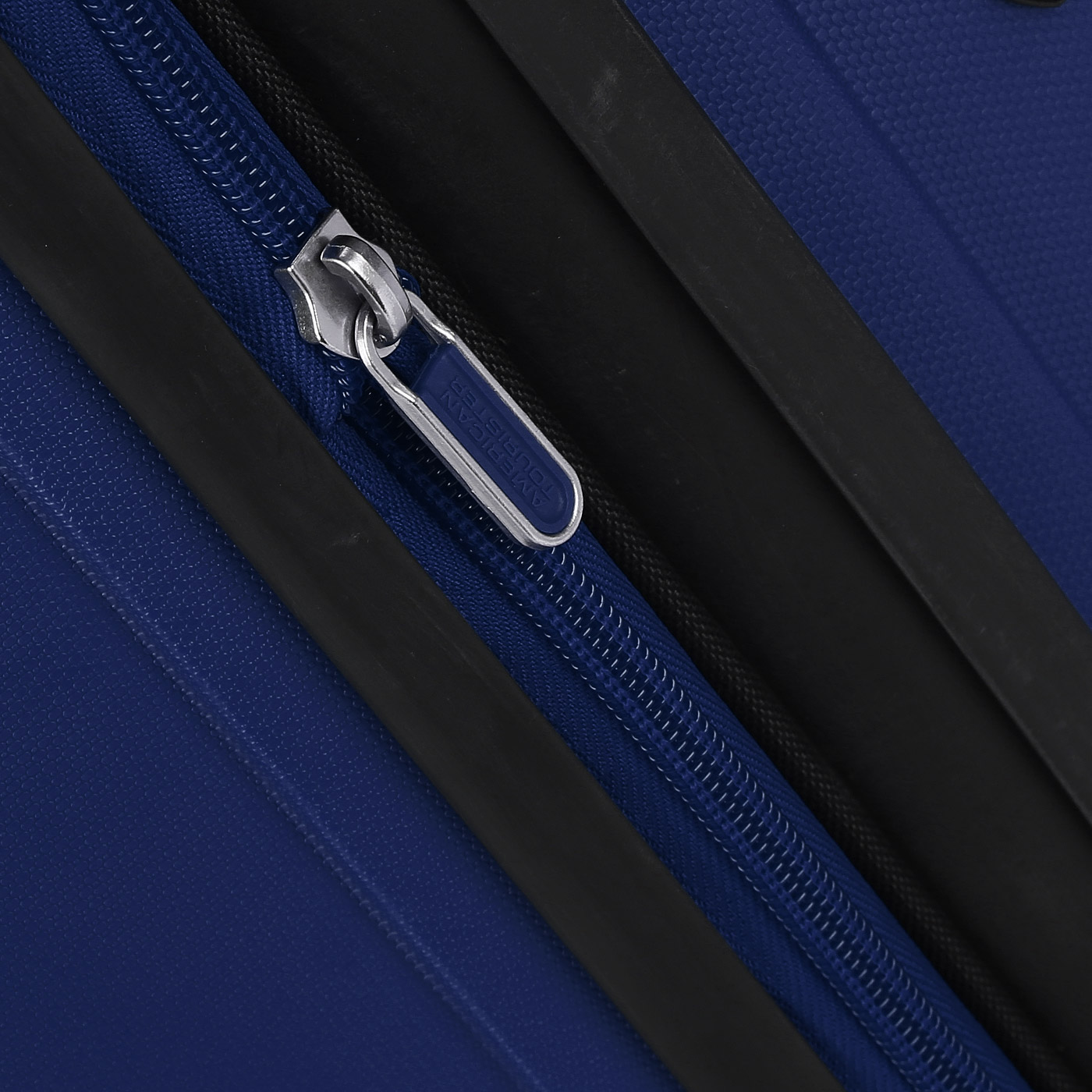 Чемодан средний M из полипропилена с кодовым замком American Tourister Bon Air