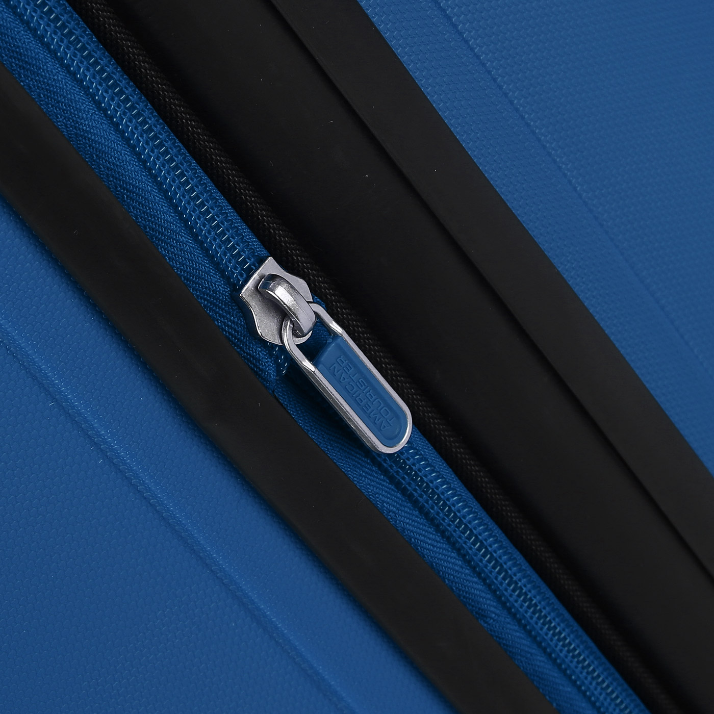 Чемодан большой L из полипропилена с кодовым замком American Tourister Bon Air