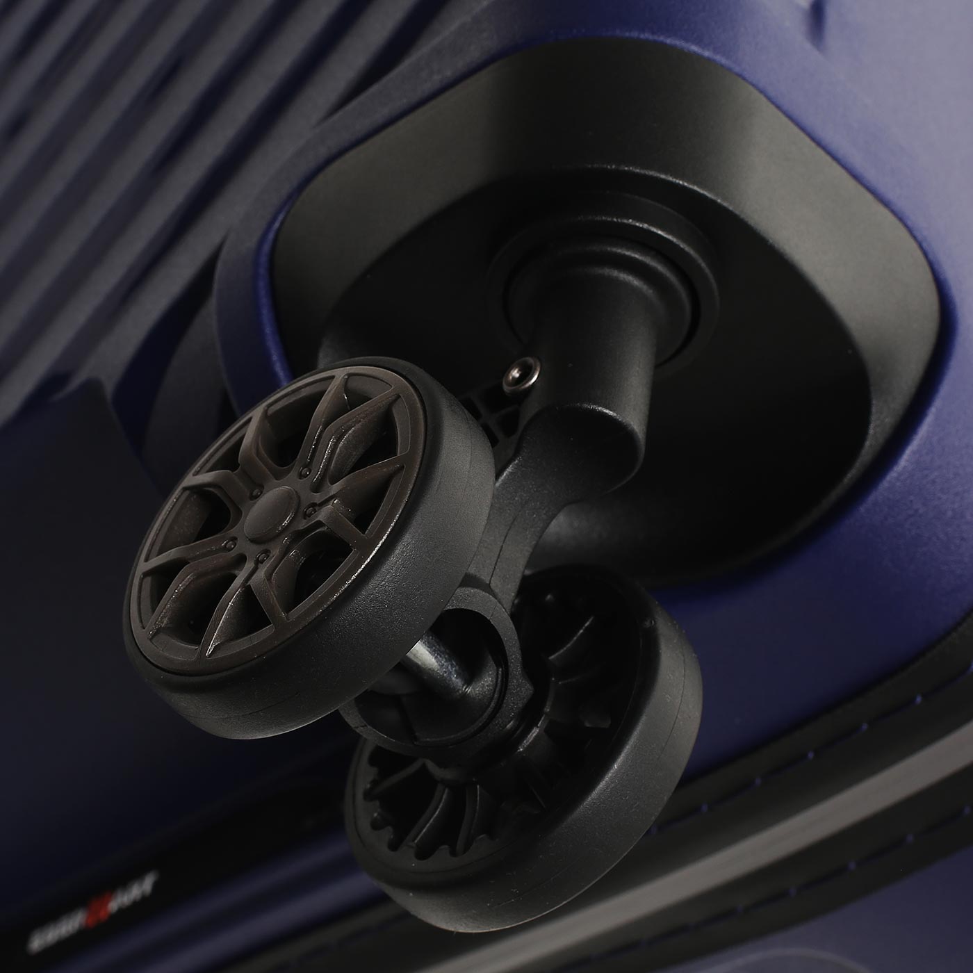 Чемодан большой L из полипропилена Eberhart Majestic 2.0